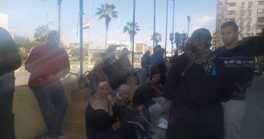 بالصور.. أهالى إسكان الكوكاكولا يفضون اعتصامهم بعد تدخل الفنان فايق عزب