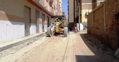 رصف منطقتى خلف الجوازات والمخبز الآلى فى سوهاج بتكلفة مليون و200 ألف جنيه