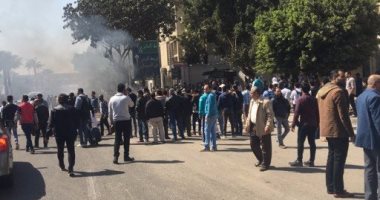 اشتعال سيارة يشل الحركة المرورية أمام مدينة الطلبة بجامعة القاهرة