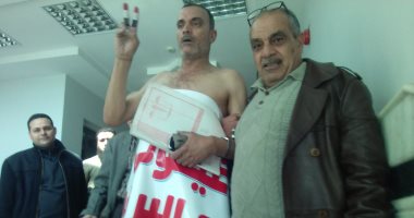 بالصور ..موظف بـ"الكهرباء" يصعد أعلى مبنى "المهندسين" بكفر الشيخ ويهدد بالإنتحار 