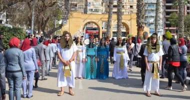 بالصور.. استقبال المشاركين بمؤتمر السياحة بموكب تراثى وزى فرعونى بجامعة المنصورة