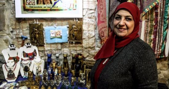 "لعنة الفراعنة" تنقذ صافى عمر من الفراغ القاتل.. تصنع تماثيل الأجداد لتنقل روح الحضارة للأحفاد.. ومنتجاتها وسام على صدر الفتيات.. بناتها رفضن الفكرة فى البداية.. ورددن: "ده شغل رجالة "
