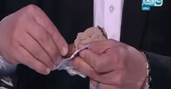 بالفيديو والصور.. القرموطى يستخرج قطعة حشيش من رغيف خبز على الهواء