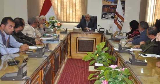محافظ الوادي الجديد يوجه بترشيد مياه الشرب وتحرير محاضر ضد من يهدرها