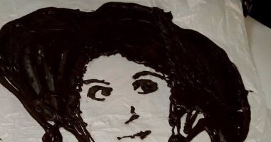 بالصور ..سعاد حسني مرسومة بالشيكولاته والموز..صورة لقارئة موهوبة