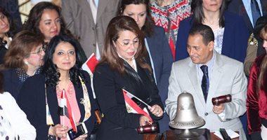 بالصور.. وزيرة التضامن تفتتح جلسة تداول البورصة بمناسبة اليوم العالمى للمرأة