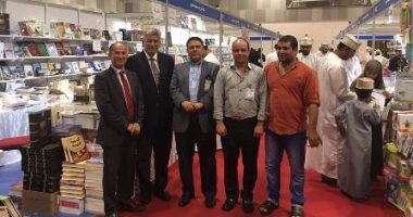بالصور..السفير المصرى يزور دور النشر المصرية بمعرض مسقط للكتاب