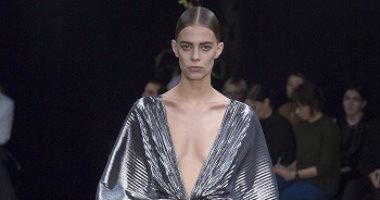 بالصور..شاهد أرقى 7 تصميمات لدار أزياء "Loewe" فى أسبوع الموضة بباريس