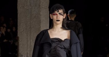 بالصور.. اللون الأسود يسيطر على عرض أزياء "Yohji Yamamoto" فى باريس 