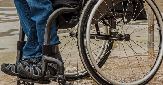 "عمرو" يعانى من الشلل الدماغى.. ويطالب بعلاجه على نفقة الدولة