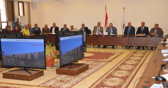 محافظ بنى سويف يناقش الاستعداد لاحتفالات المحافظة بعيدها القومى