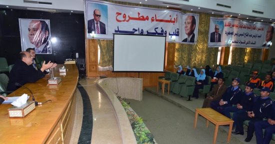 محافظ مطروح يلتقى المفصولين من شركة أمن ونظافة المستشفيات لبحث مشكلاتهم