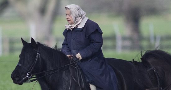 بالصور.. رغم بلوغها سن الـ 90 ملكة بريطانيا فى جولة بالحصان