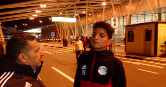 شاهد.. بكاء لاعبى منتخب الشباب عقب الوصول للقاهرة