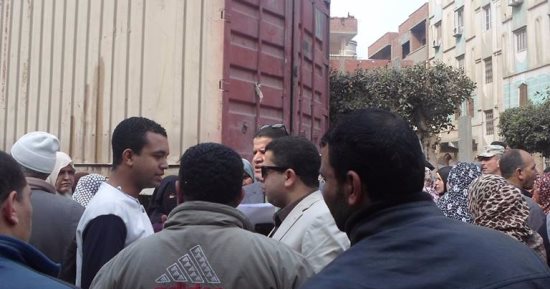 بالصور..توزيع كراتين سلع مدعمة بالباجور