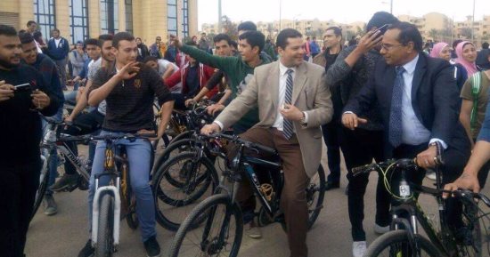نائب رئيس جامعة القاهرة وعميد كلية التجارة بماراثون دراجات للطلاب