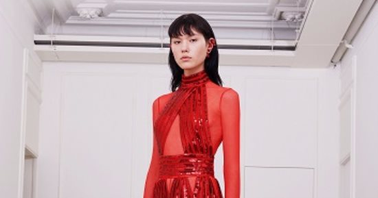 بالصور.. الأحمر فقط عنوان أحدث مجموعات دار أزياء Givenchy