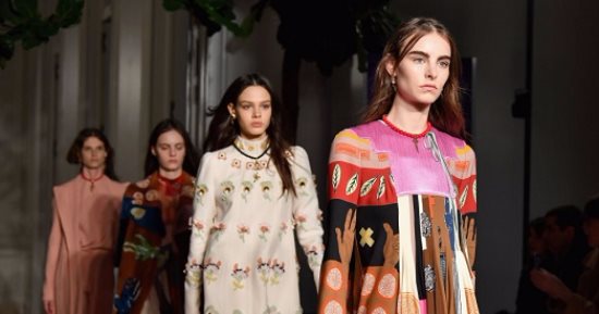 بالصور.. المجموعة الكاملة لتصميمات "Valentino" على أنغام Moonlight
