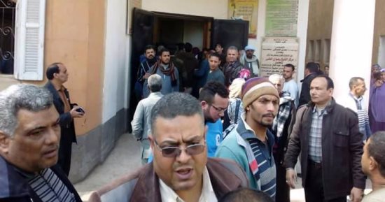 النيابة تنتقل لمستشفى طما المركزى للتحقيق فى الاشتباه بإصابة 51 تلميذا بتسمم