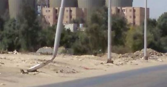 أعمدة إضاءة متهالكة تهدد حياة المارة على الطريق الصحراوى الغربى فى قنا