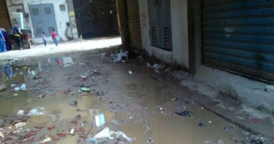 بالصور.. مياه الصرف الصحى تغرق شارع العشرين بفيصل