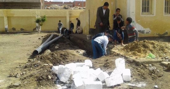 بالصور.. مدرسة دقميرة فى كفر الشيخ تستغل التلاميذ فى أعمال الحفر والسباكة