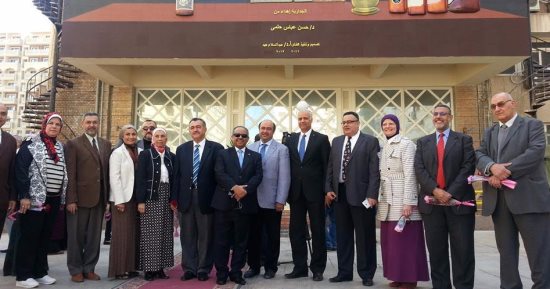 رئيس جامعة الإسكندرية يفتتح جدارية كلية الصيدلة للفنان عبدالسلام عيد