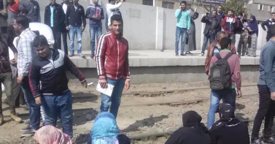 بالصور .. المنتفعون بالكارت الذهبى للخبز فى دسوق يعطلون القطارات