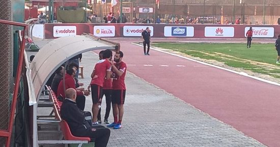 بالصور.. متعب يطمئن على مروان محسن فى التتش بعد "الصليبى"
