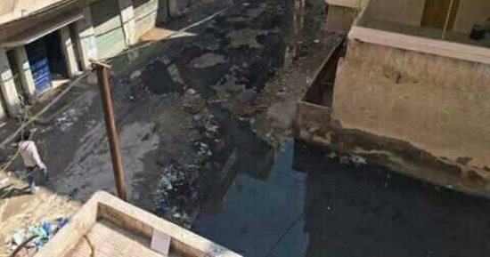 بالصور.. معاناة سكان الهانوفيل بالإسكندرية مع مياه الصرف الصحى