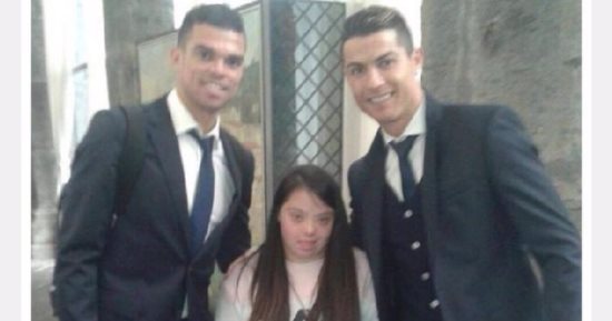 رونالدو يكسر قواعد ريال مدريد فى نابولى للتصوير مع متحدى إعاقة