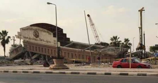 قارئ يستنكر هدم بوابة مدينة الشروق من أجل إنشاء كوبرى مشاة