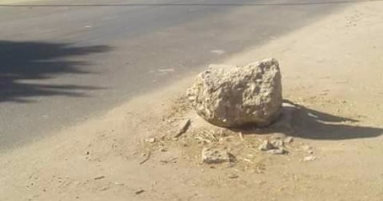 بالصور.. قارئ يرصد وجود صخور وبالوعات مفتوحة على طريق أبو تشت فى قنا