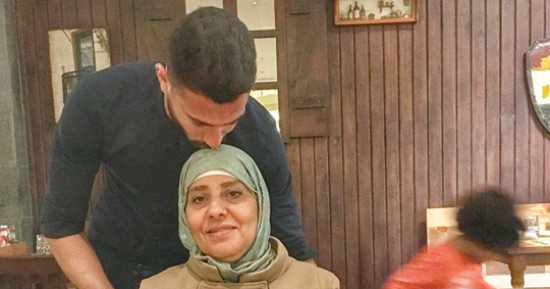 حارس الأهلى يهنئ والدته بعيد ميلادها على "إنستجرام"