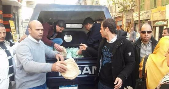 بالصور.. سيارات الشرطة توزع الخبز مجانًا على المواطنين بالإسكندرية