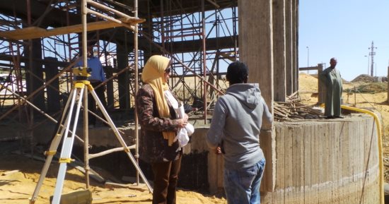 بالفيديو والصور.. رئيس مدينة بأسوان تنجح فى إعادة مشروع الصرف بالرديسية