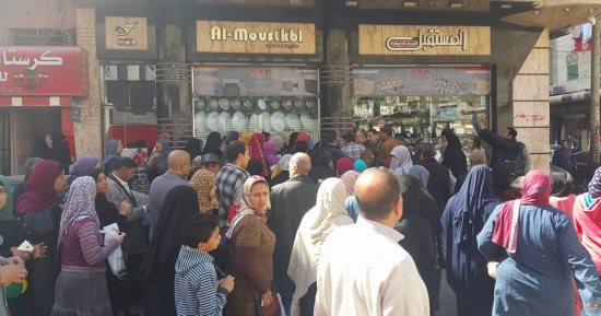 بالفيديو..وقفة أمام تموين الإسكندرية احتجاجا على وقف صرف الخبز بالبطاقة الورقية