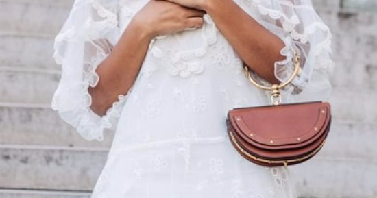   بالصور..الحقائب الصغيرة رمز الأناقة بالـ street style فى باريس