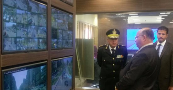 بالصور.. مدير أمن القاهرة يتابع الحركة المرورية بغرفة العمليات الرئيسية
