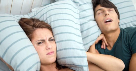 السمنة وقلة الحركة والنوم بعد تناول الطعام.. أسباب تقودك للشخير