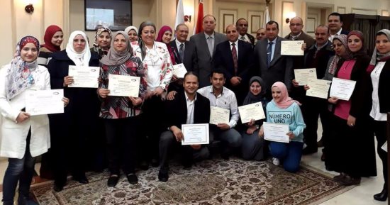 رئيس الشركة المصرية القابضة للمطارات يكرم الحاصلين علي دورات تدريبية في الجودة