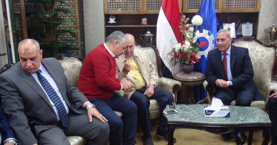 بالصور.. رئيس هيئة قناة السويس ولجنة النقل بالبرلمان يزورون ترسانة السويس 