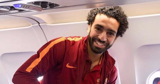 محمد صلاح يطمئن على عمدة قريته بعد إصابته فى حادث سيارة 