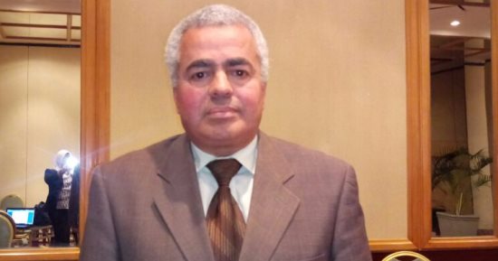 أستاذ طب طبيعى يقدم دليلا لتجنب آلام الظهر فى أربع خطوات