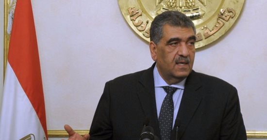 وزير قطاع الأعمال العام يصل القاهرة بعد إجراء عملية جراحية فى ألمانيا