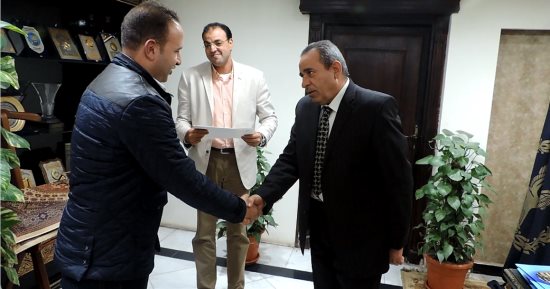 مدير أمن القليوبية يكرم ضابطا ألقى القبض على هارب من "طرة" فى أحداث يناير 