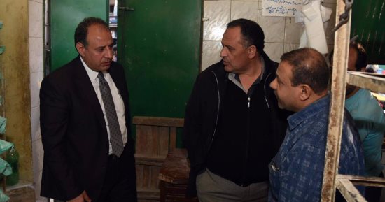 بالصور.. محافظ الإسكندرية يجرى جولة مفاجئة على المخابز بحى شرق