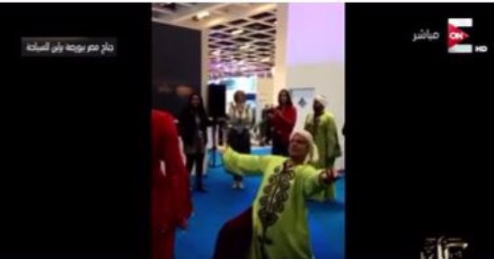 عمرو أديب ساخرا من العرض المصري ببورصة برلين: "أصابنى بالقولون" 