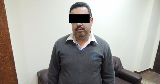 بالصور.. ضبط عامل يدير ورشة لجمع وتصنيع العدسات اللاصقة فى شقة بالأميرية