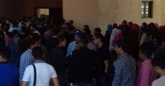 طالب بجامعة سوهاج يرسل صورا لاعتراض زملائه على نتيجة نصف العام